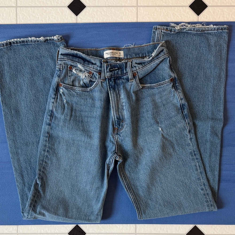 A&F 90s Relaxed High Rise Jean
